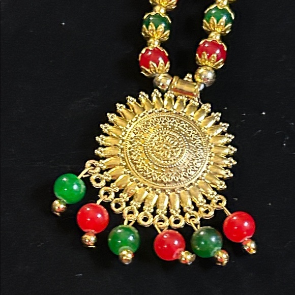 Indian Gold Tone, Green and Red Necklace! - Picture 15 of 17